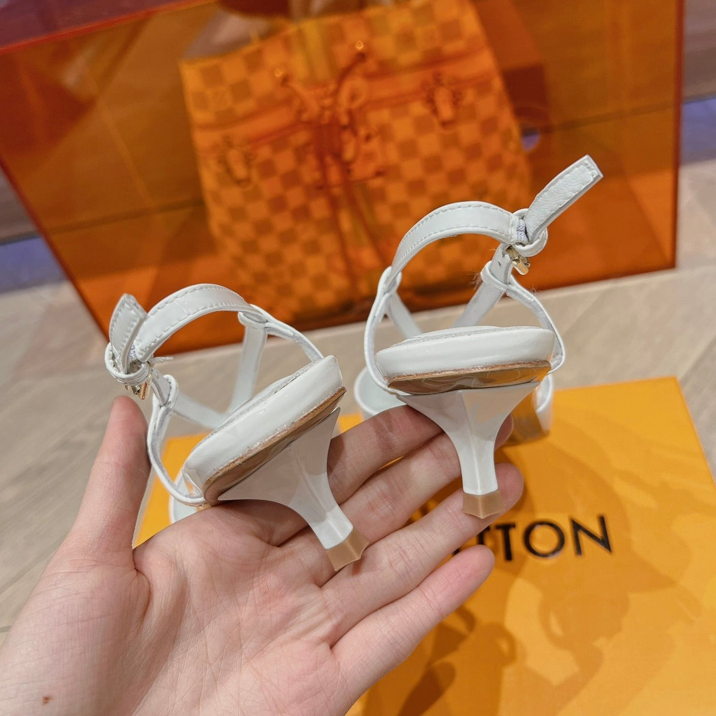 LV LOW HEEL SLINGBACK WHITE