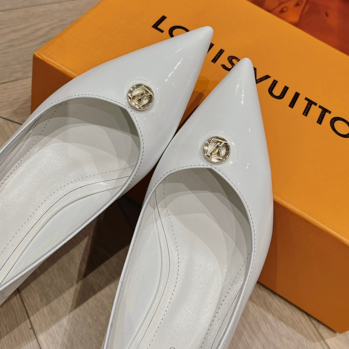 LV SINGLE LOW HEEL PUMP WHITE