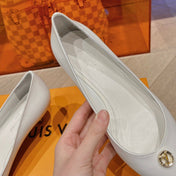 LV SINGLE LOW HEEL PUMP WHITE