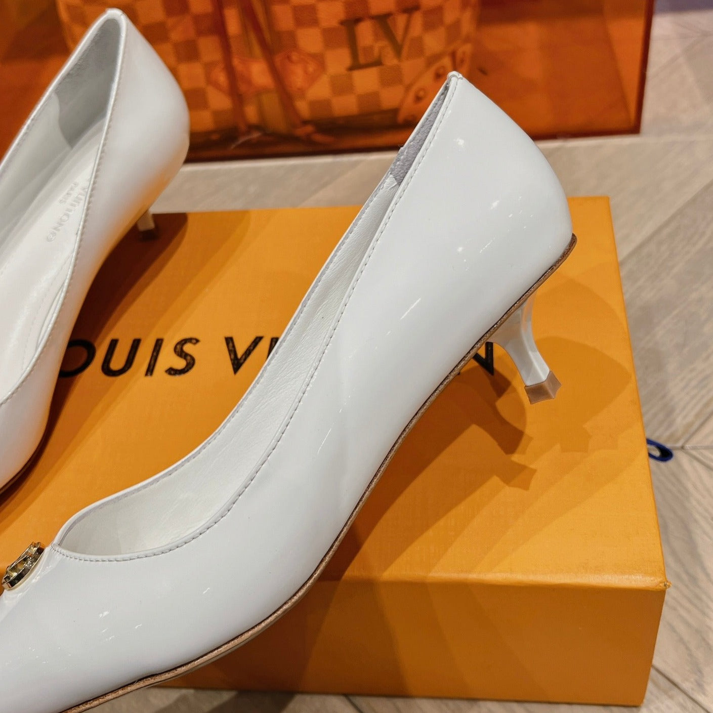 LV SINGLE LOW HEEL PUMP WHITE