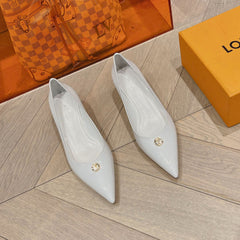 LV SINGLE LOW HEEL PUMP WHITE