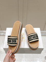 DWAY WEDGE SLIDES 45MM IN BEIGE AND BLACK FABRIC RAFFIA SOLE