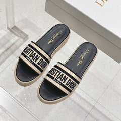 DWAY WEDGE SLIDES 45MM IN BLACK AND BEIGE FABRIC RAFFIA SOLE