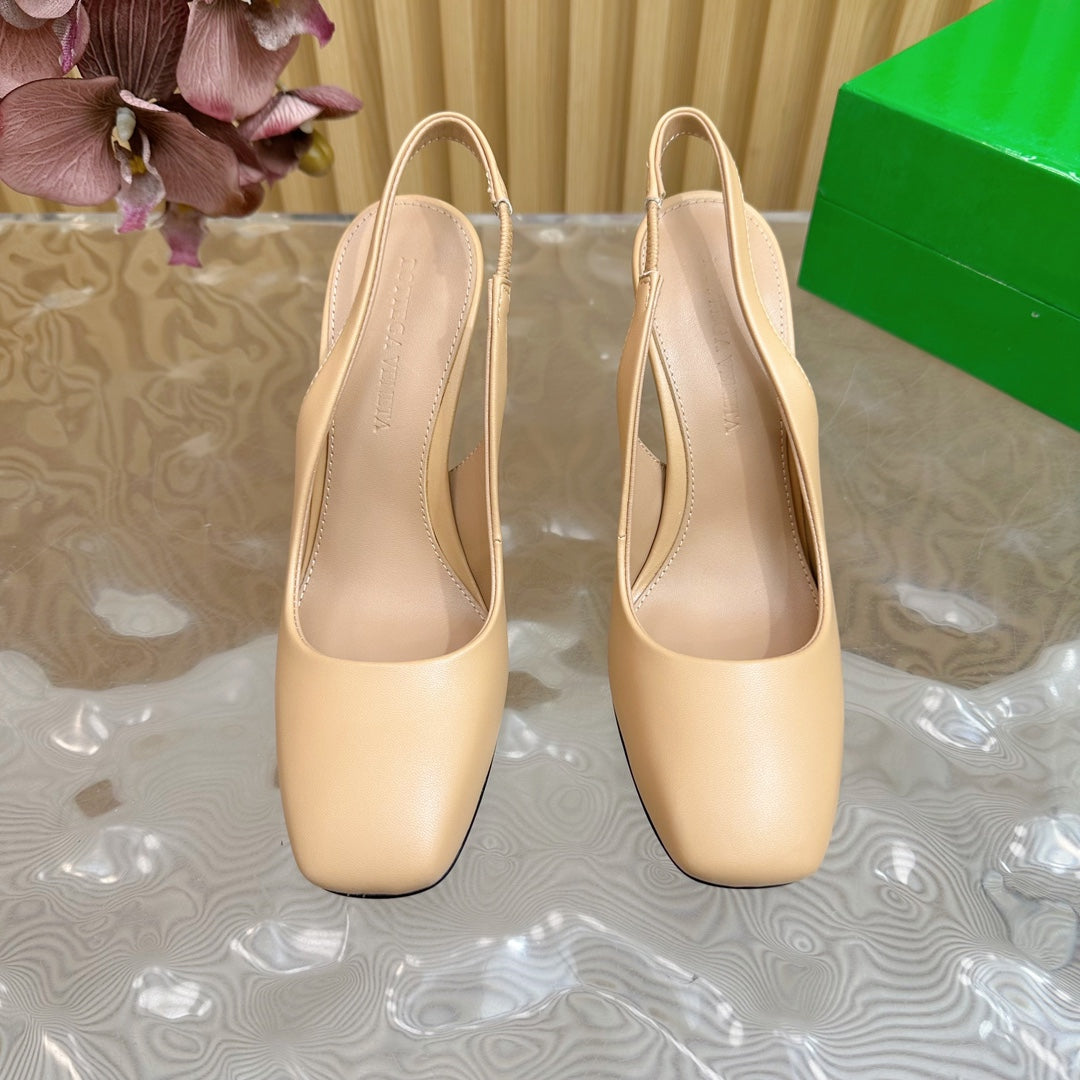 KNOT PUMP 9 CM IN EGG NOGG CALFSKIN WITH GOLD FINISHED METAL HEEL