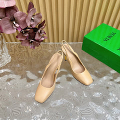 KNOT PUMP 9 CM IN EGG NOGG CALFSKIN WITH GOLD FINISHED METAL HEEL