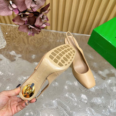 KNOT PUMP 9 CM IN EGG NOGG CALFSKIN WITH GOLD FINISHED METAL HEEL