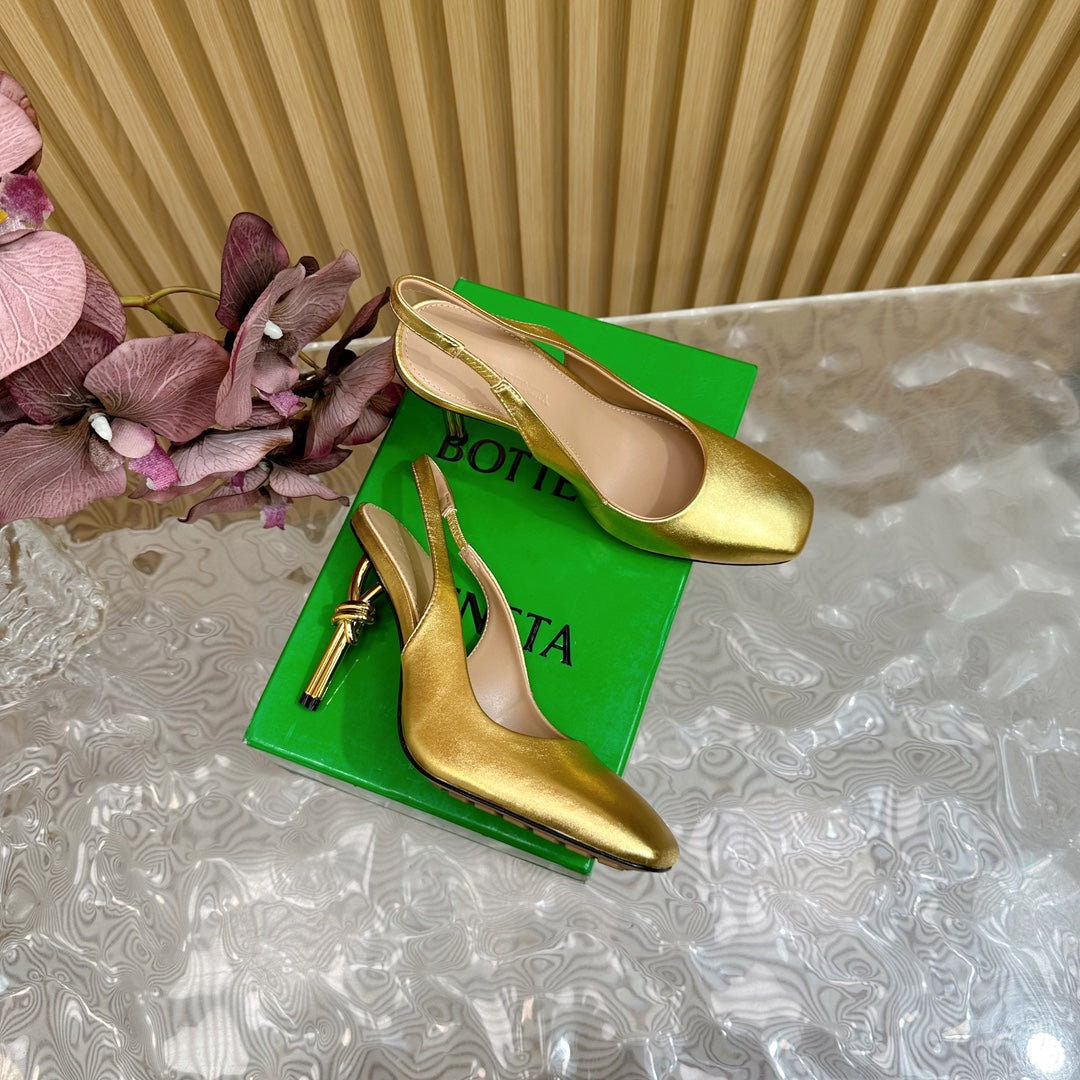 KNOT PUMP 9 CM IN GOLD CALFSKIN WITH GOLD FINISHED METAL HEEL
