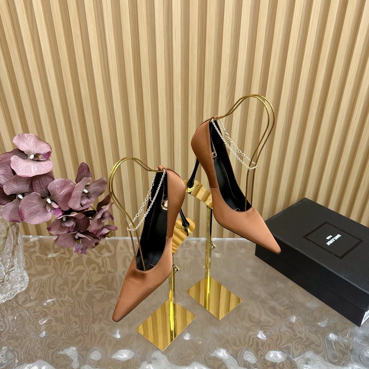 RÉGINE PUMPS IN RUSTIC ORANGE SATIN GOLD CHAIN