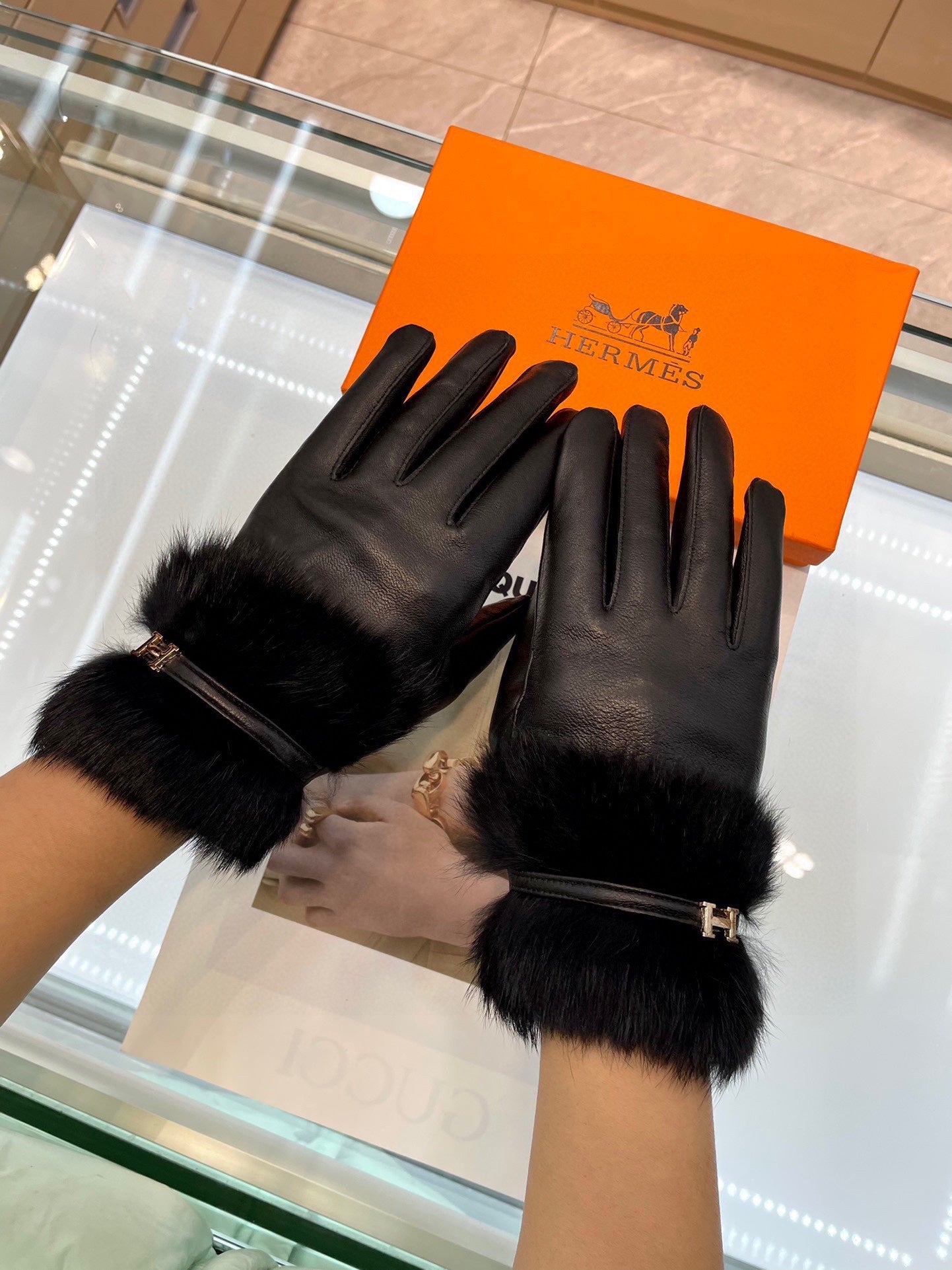 GLOVES WITH H LETTER IN BLACK SHEEPSKIN AND LAMB FUR 409344