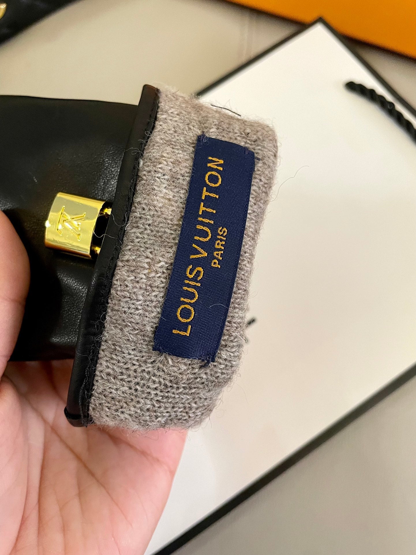 GLOVES IN BLACK LAMBSKIN WITH GOLD HARDWARE 465064