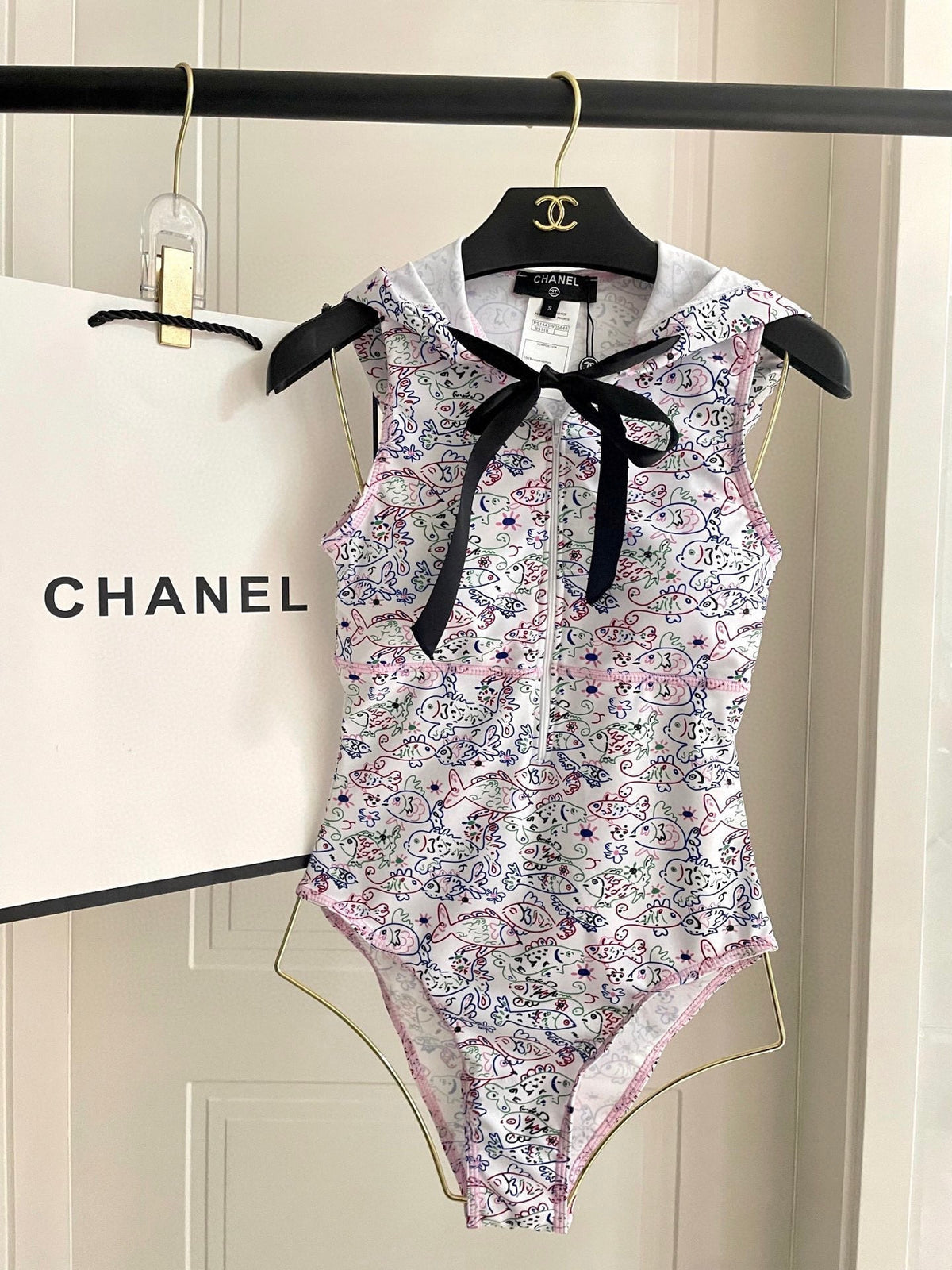 CC BIKINI SWIMSUIT SET IN WHITE AND FISH COLORFUL PRINTED 604253