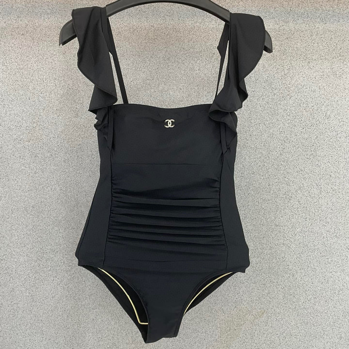 CC BIKINI SWIMSUIT SET IN BLACK ATTACHED WITH GOLD METAL LOGO 615196