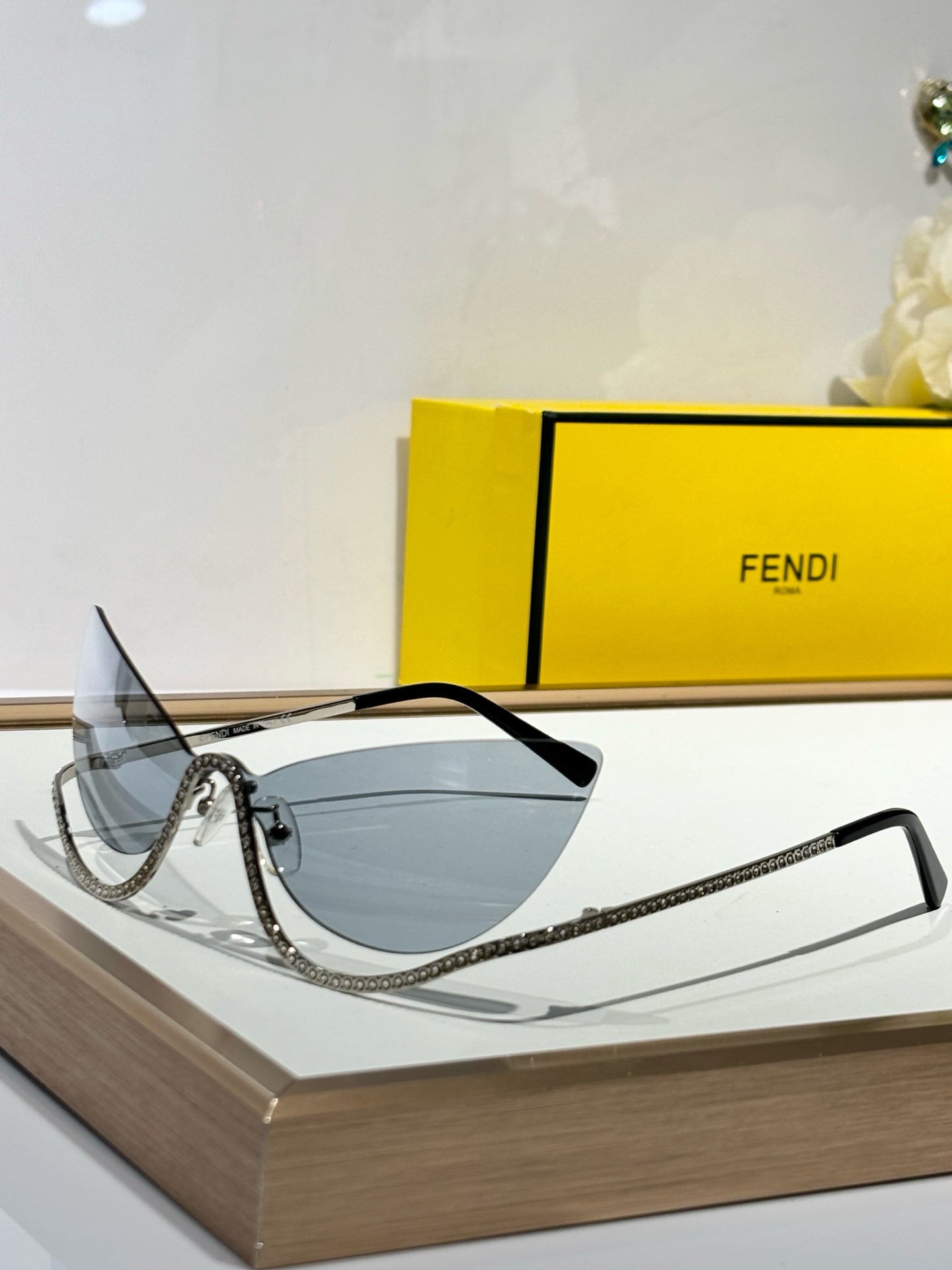 CRYSTAL STUDDED CAT-EYE FRAME SUNGLASSES FE40158 IN METAL