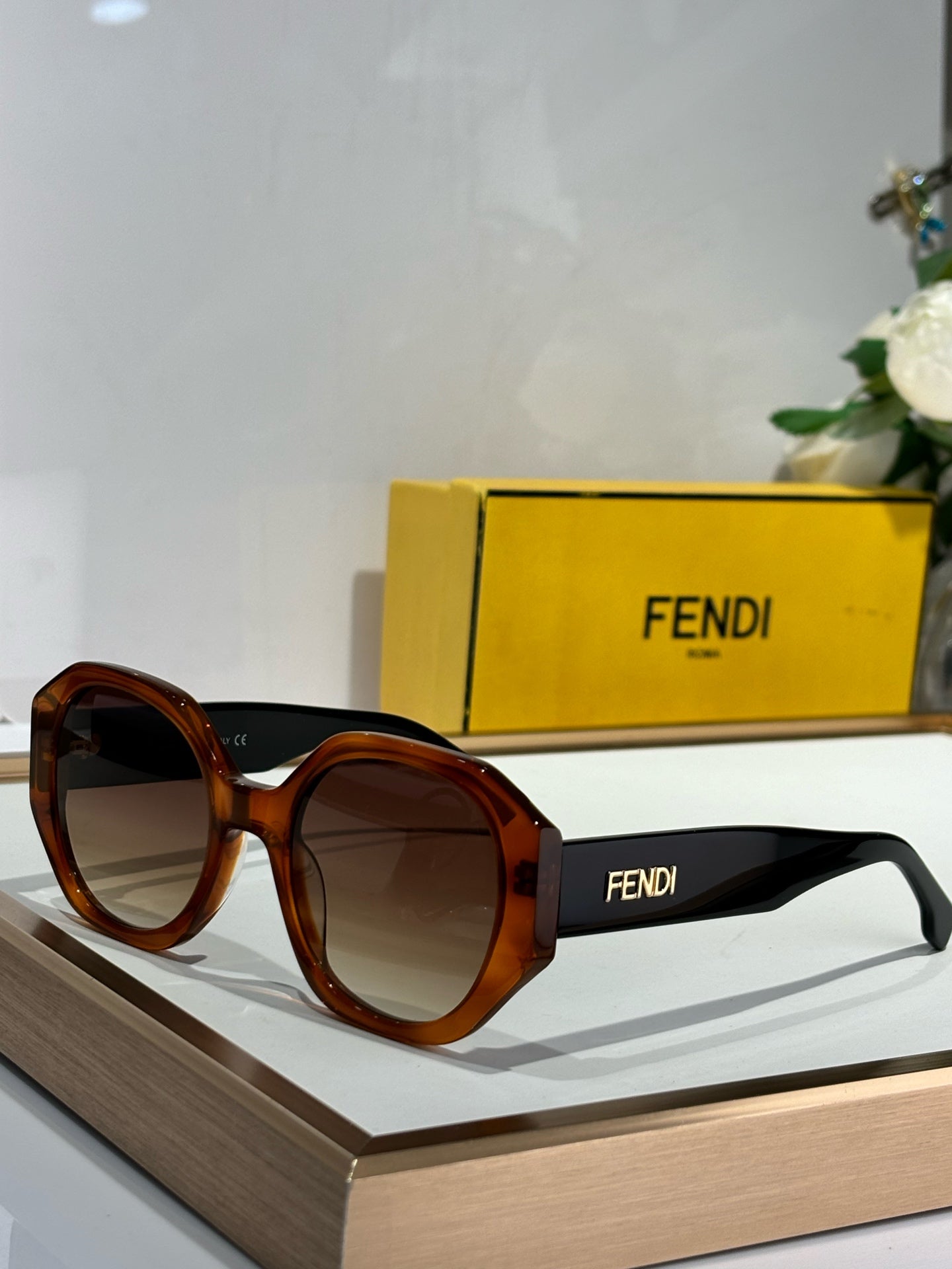 FEN EVOLUTION CHUNKY GEOMETRIC FRAME SUNGLASSES FE40118 IN ACETATE