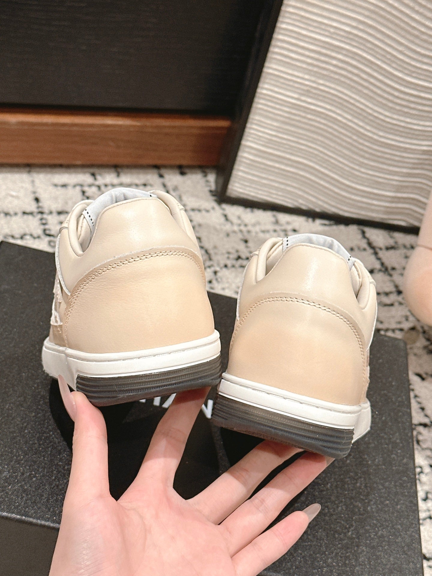 SNEAKER IN BISQUE BEIGE HAND-POLISHED CALFSKIN 977827
