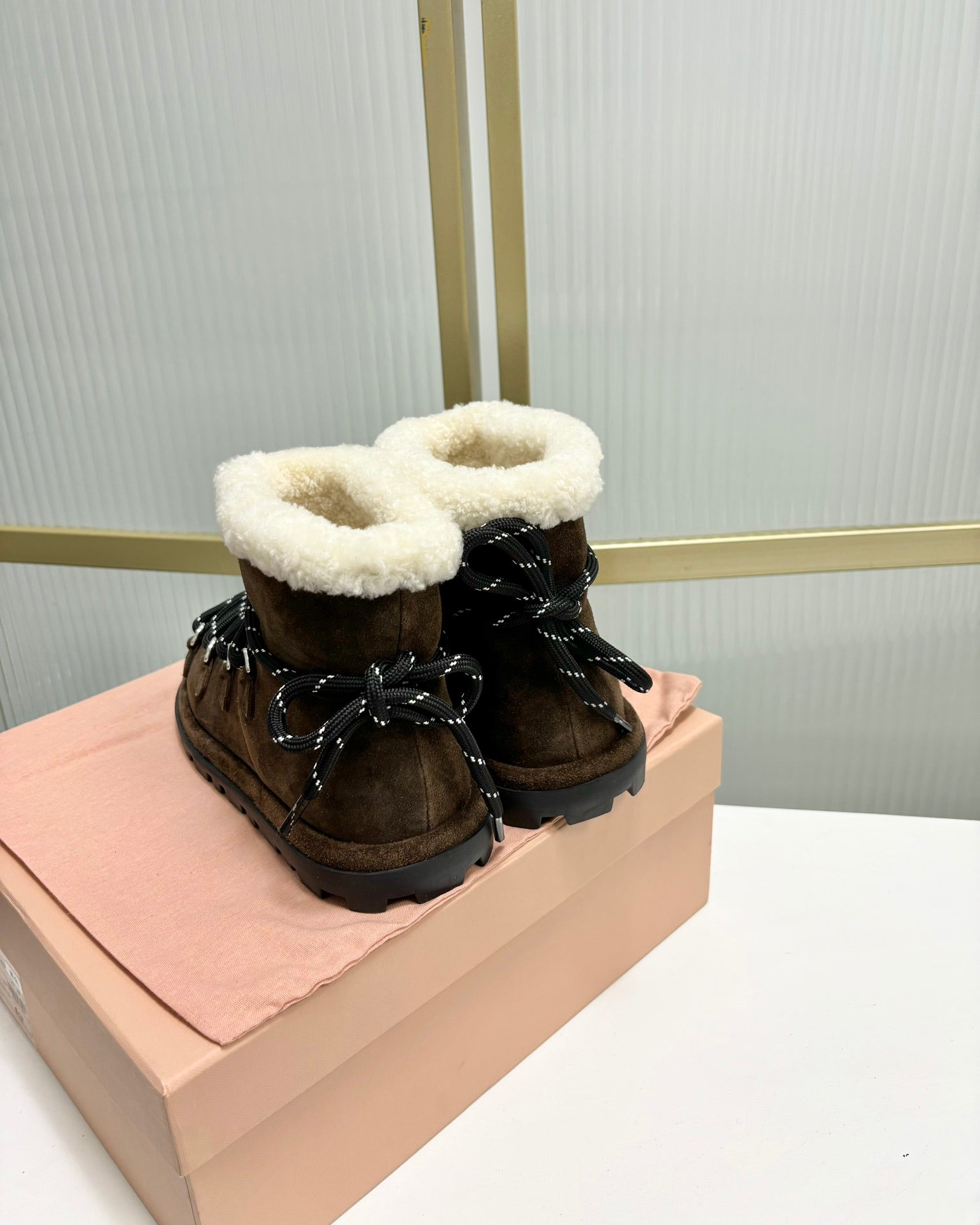 LACE-UP ANKLE BOOTS IN CHOCOLATE SUEDE AND FLEECE LINING