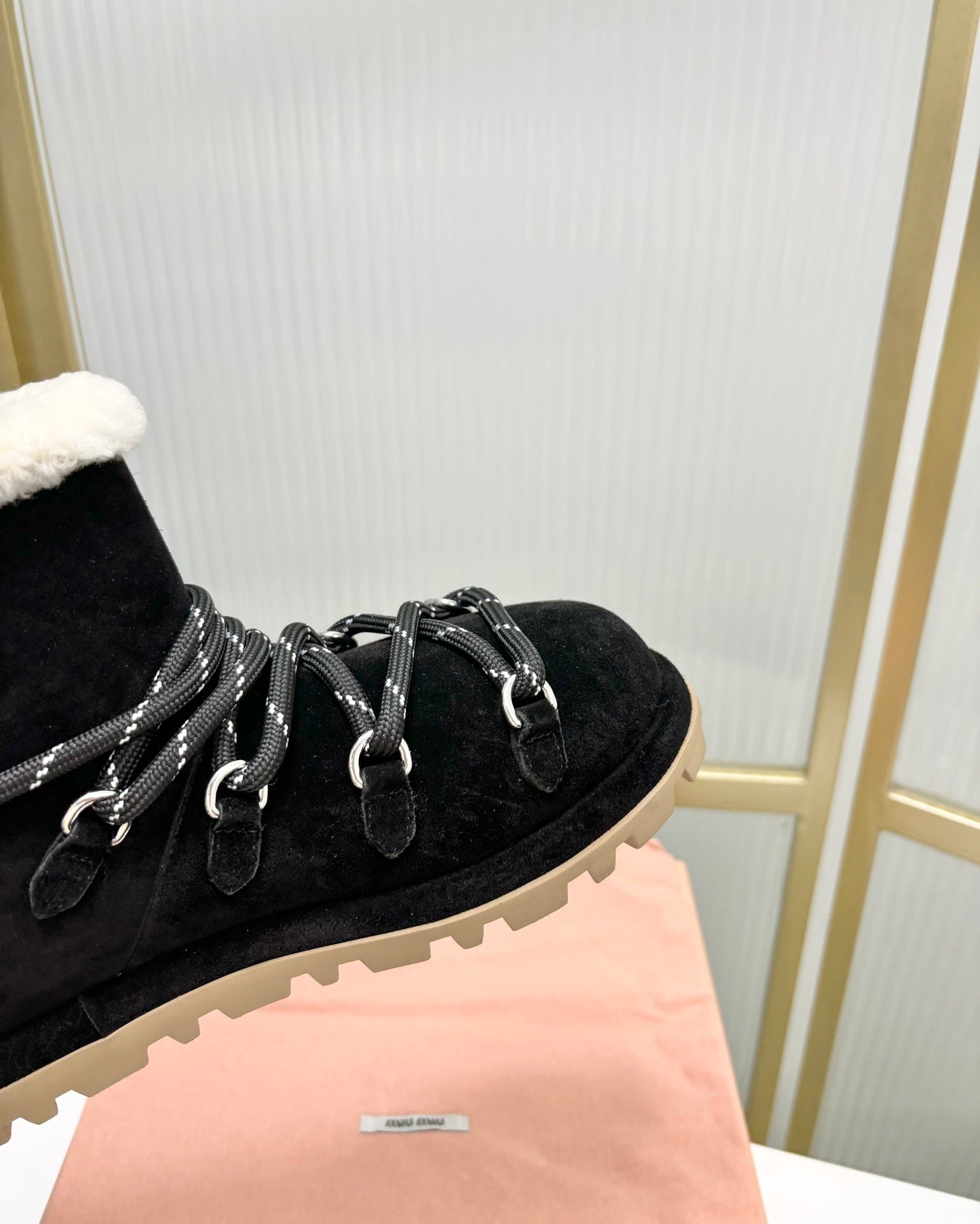 LACE-UP ANKLE BOOTS IN BLACK SUEDE AND FLEECE LINING