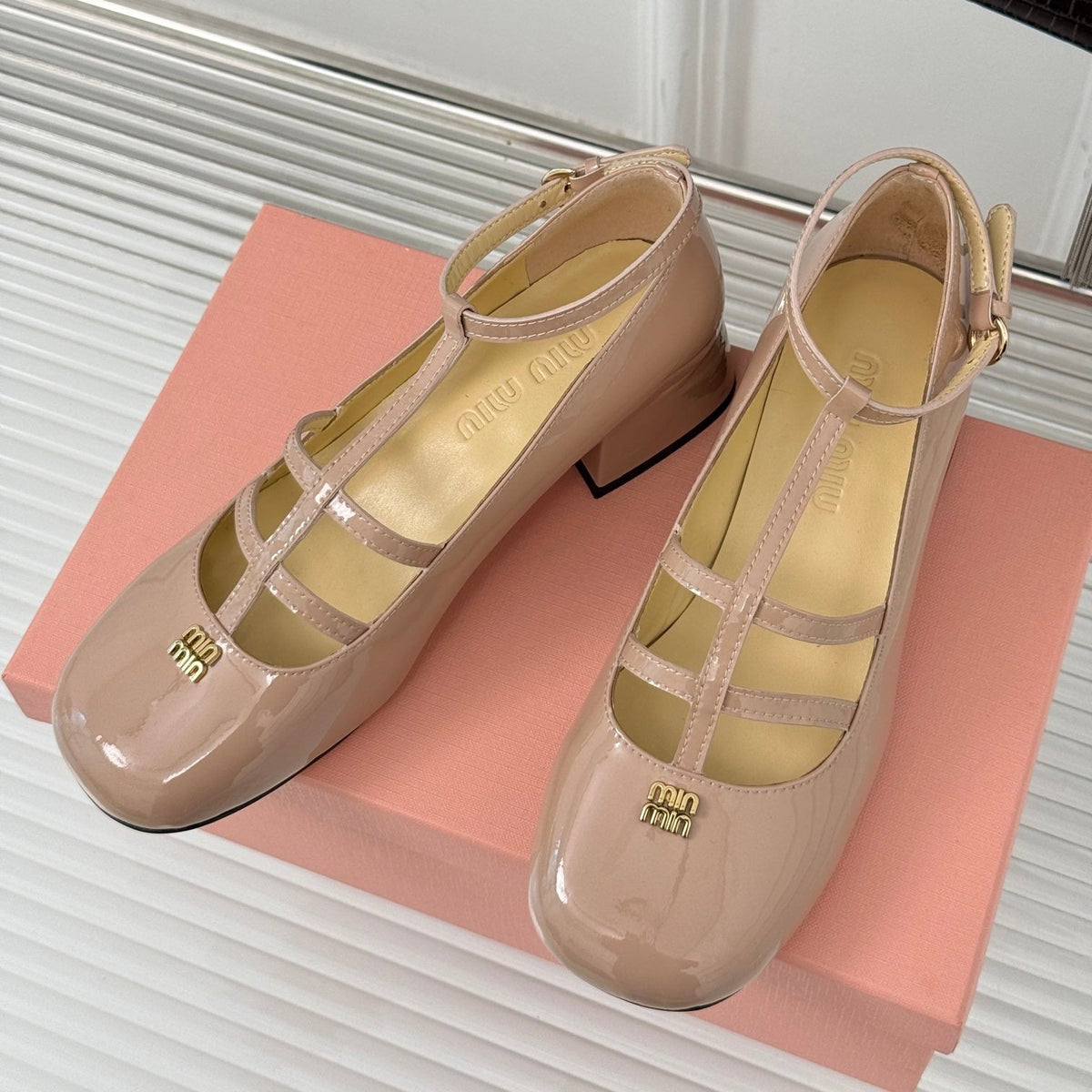 BALLET PUMPS WITH STRAP IN BEIGE GLOSSY LAMBSKIN
