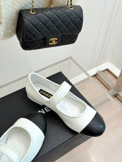 FLAT SHOES IN BLACK AND WHITE LAMBSKIN GOLD HARDWARE