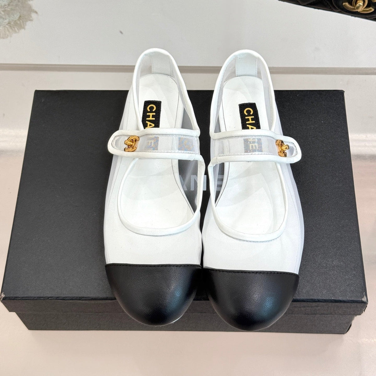 FLAT SHOES IN WHITE MESH AND BLACK LAMBSKIN