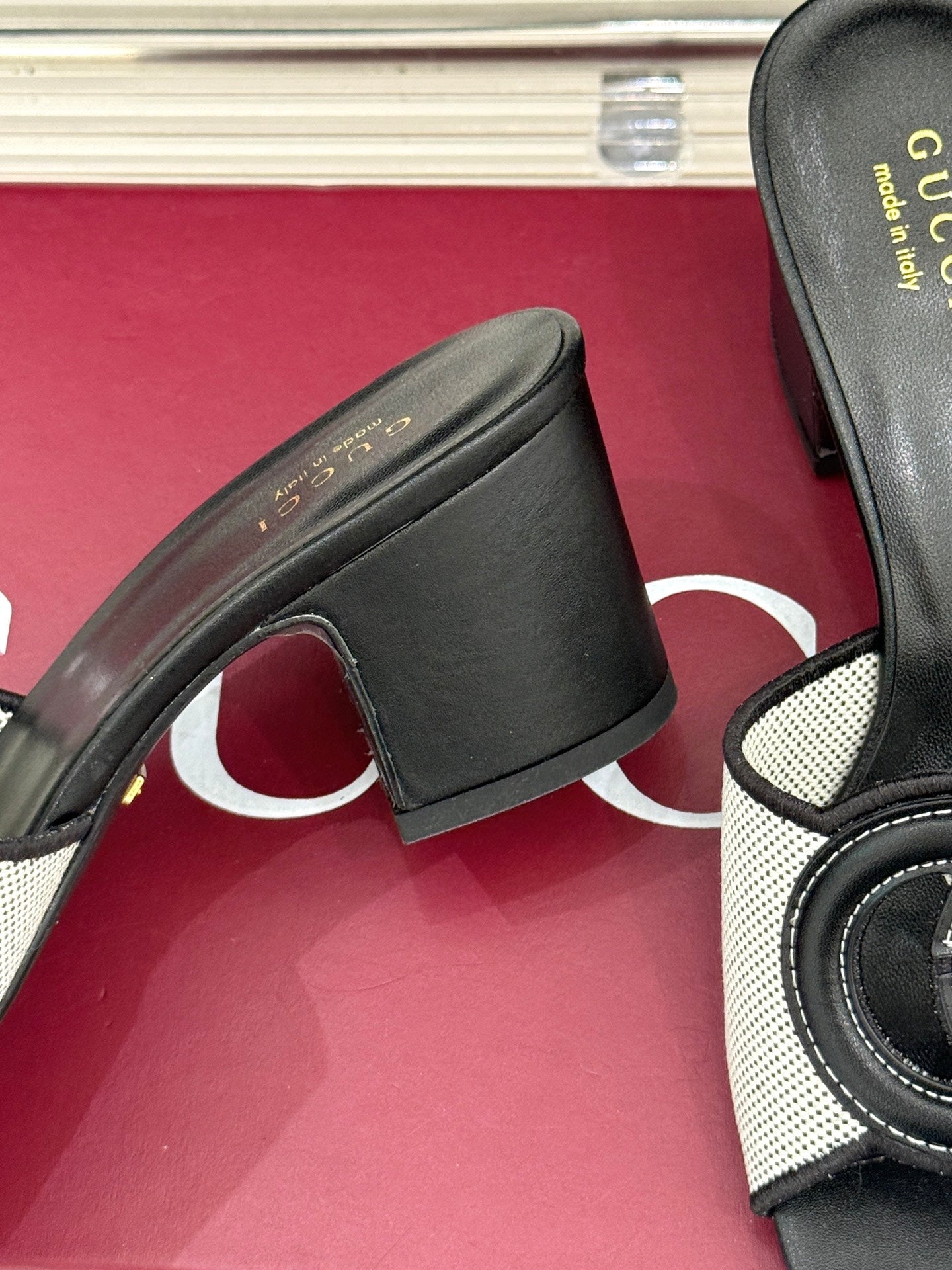 MID-HEEL MULE IN BLACK CALFSKIN AND CREAM WHITE FABRIC