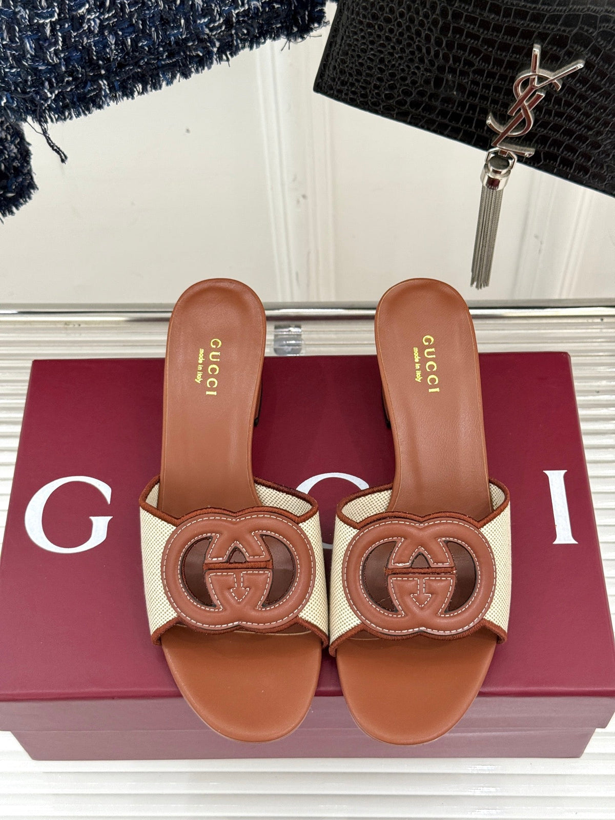 MID-HEEL MULE IN BROWN CALFSKIN AND CREAM WHITE FABRIC