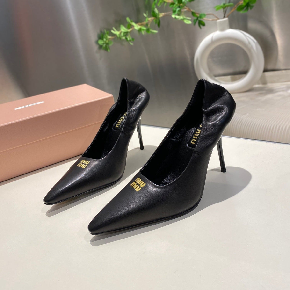 POINTED-TOE HIGH HEEL PUMPS IN BLACK SMOOTH LAMBSKIN