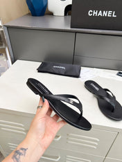 THONG SLIPPERS IN BLACK COWHIDE