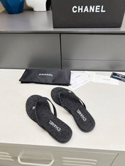 THONG SLIPPERS IN BLACK DENIM