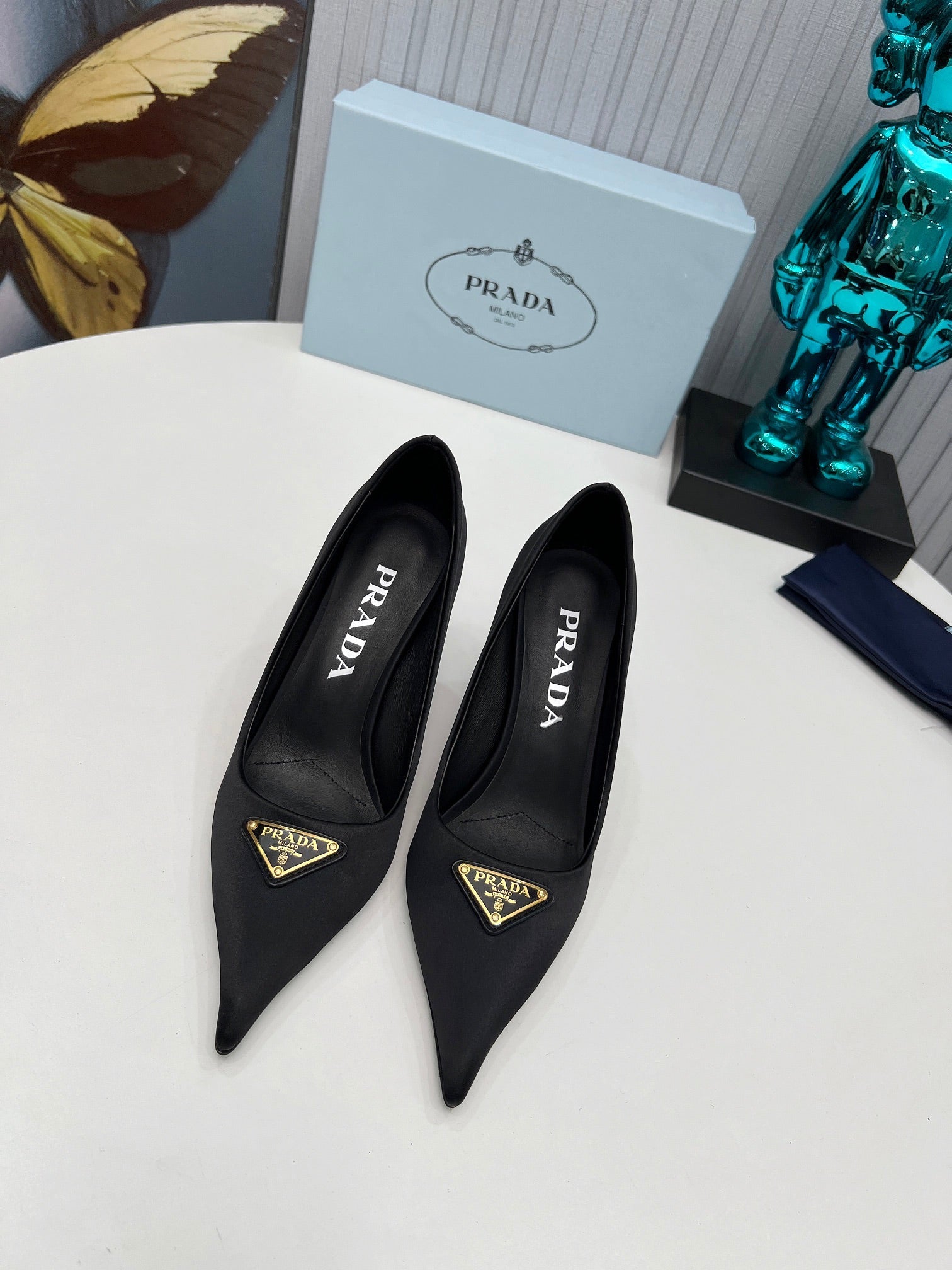 HIGH-HEEL PUMPS IN BLACK SATIN