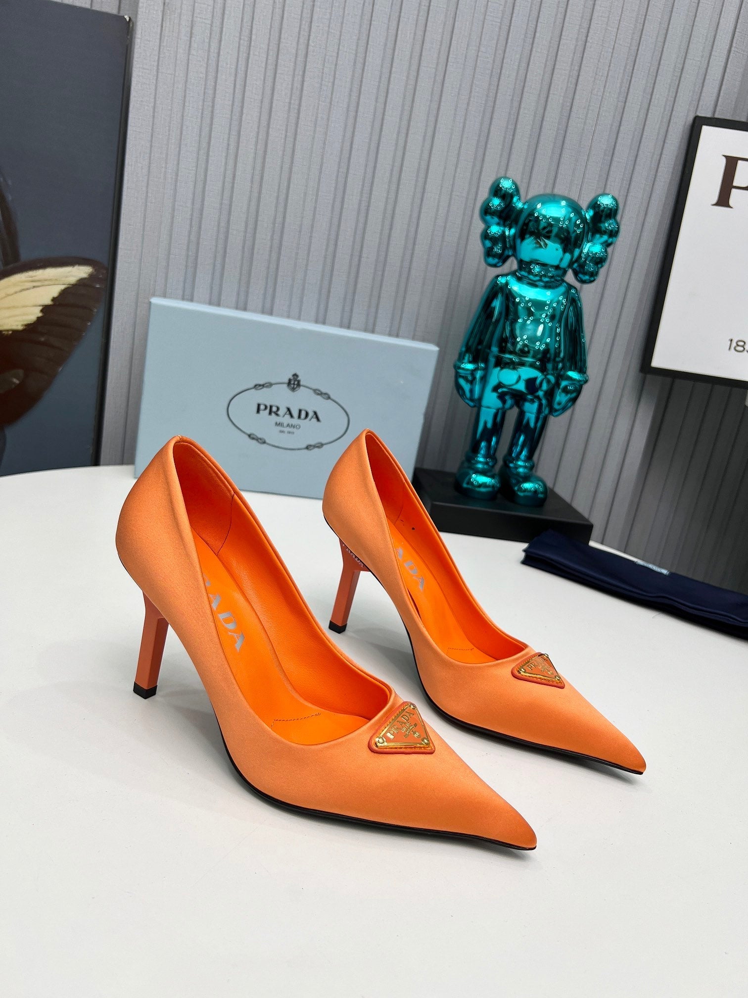HIGH-HEEL PUMPS IN PUMPSKIN ORANGE SATIN