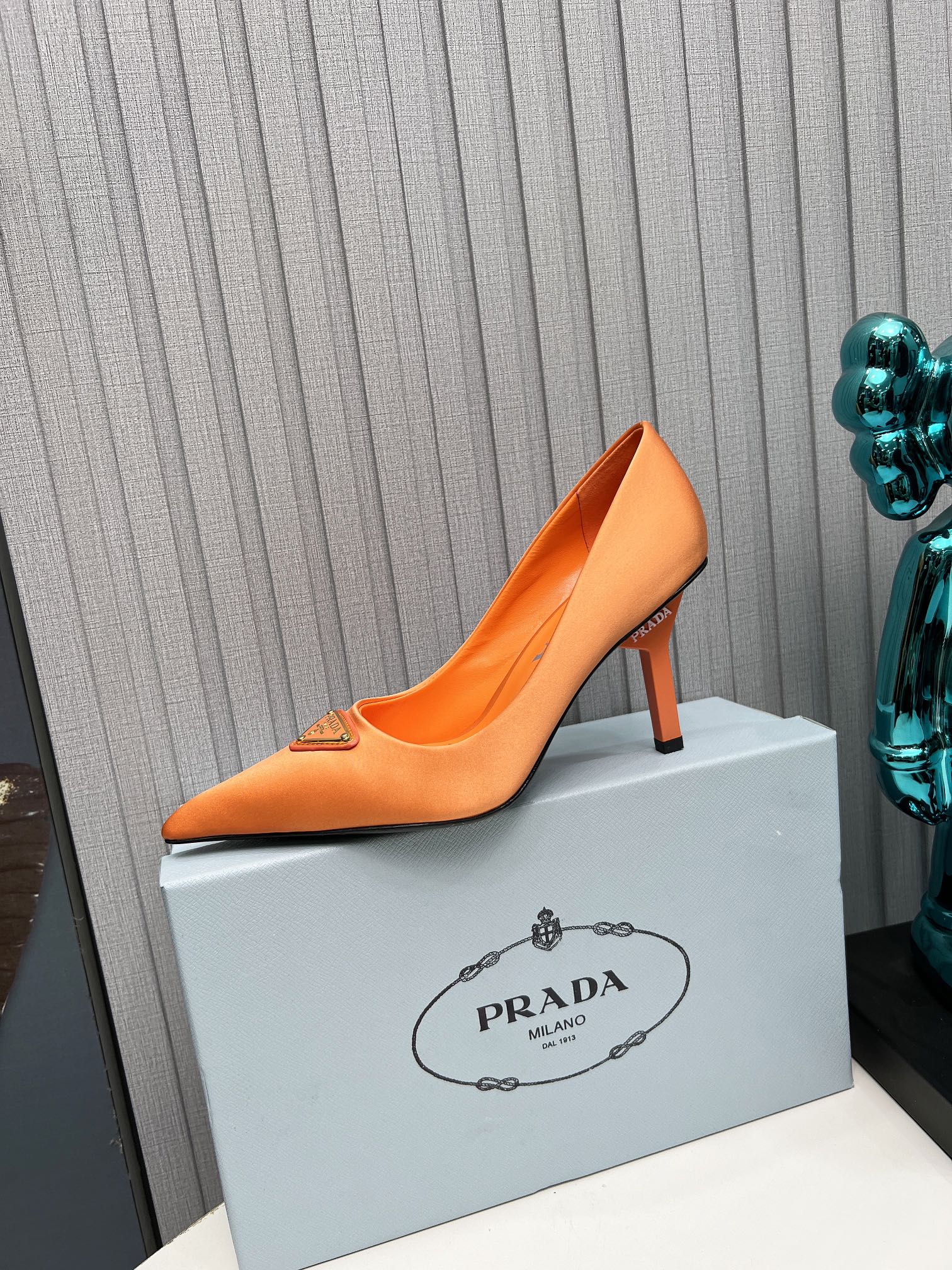 HIGH-HEEL PUMPS IN PUMPSKIN ORANGE SATIN