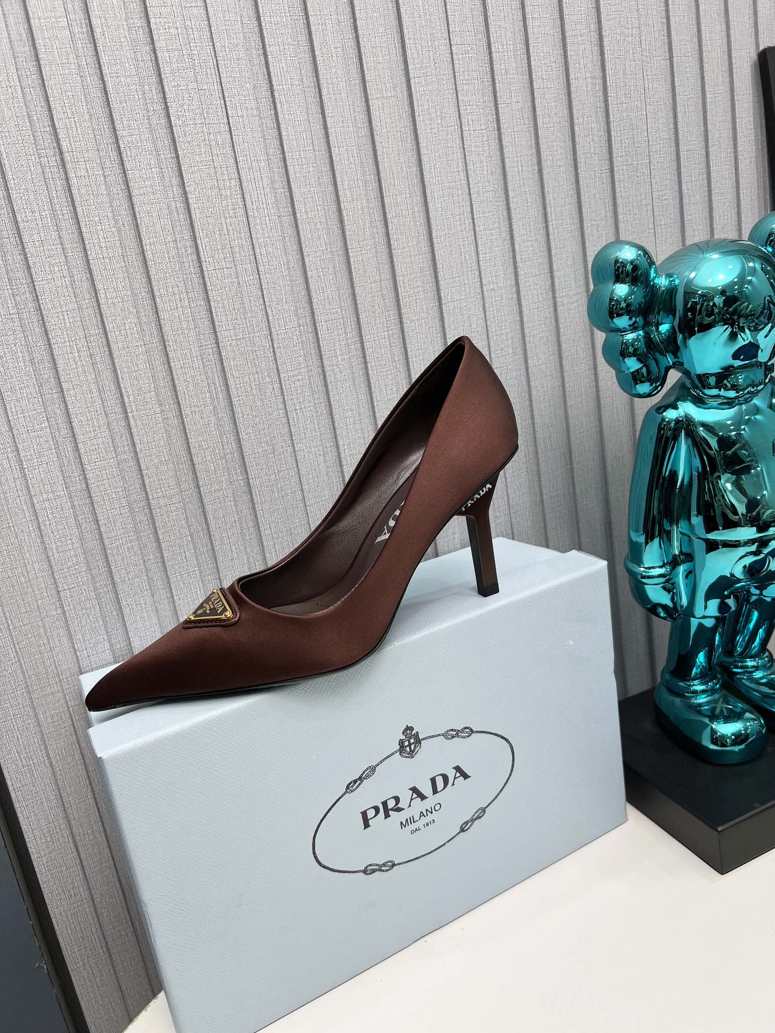 HIGH-HEEL PUMPS IN CHOCOLATE BROWN SATIN