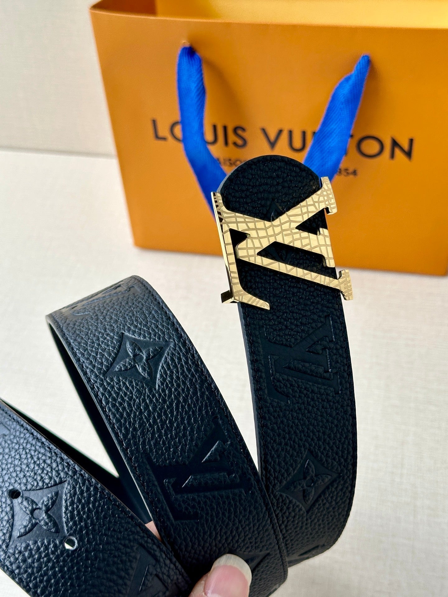 LV 25S BELT 40 MM IN BLACK CALFSKIN WITH GOLD HARDWARE 593265