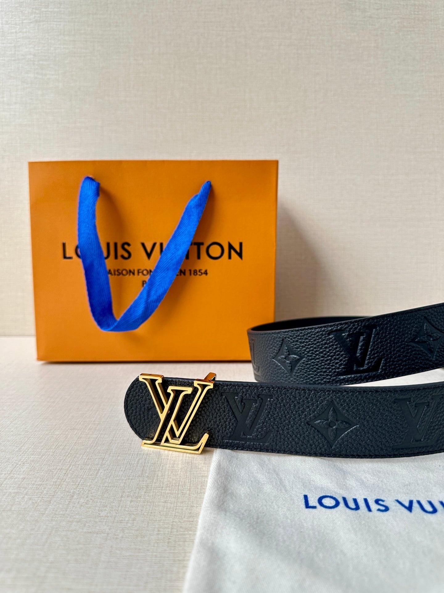 LV 25S BELT 40 MM IN BLACK CALFSKIN WITH GOLD HARDWARE 593266
