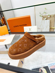 LV WOMEN'S COSY FLAT COMFORT CLOGS IN RUSSET BROWN MONOGRAM SUEDE