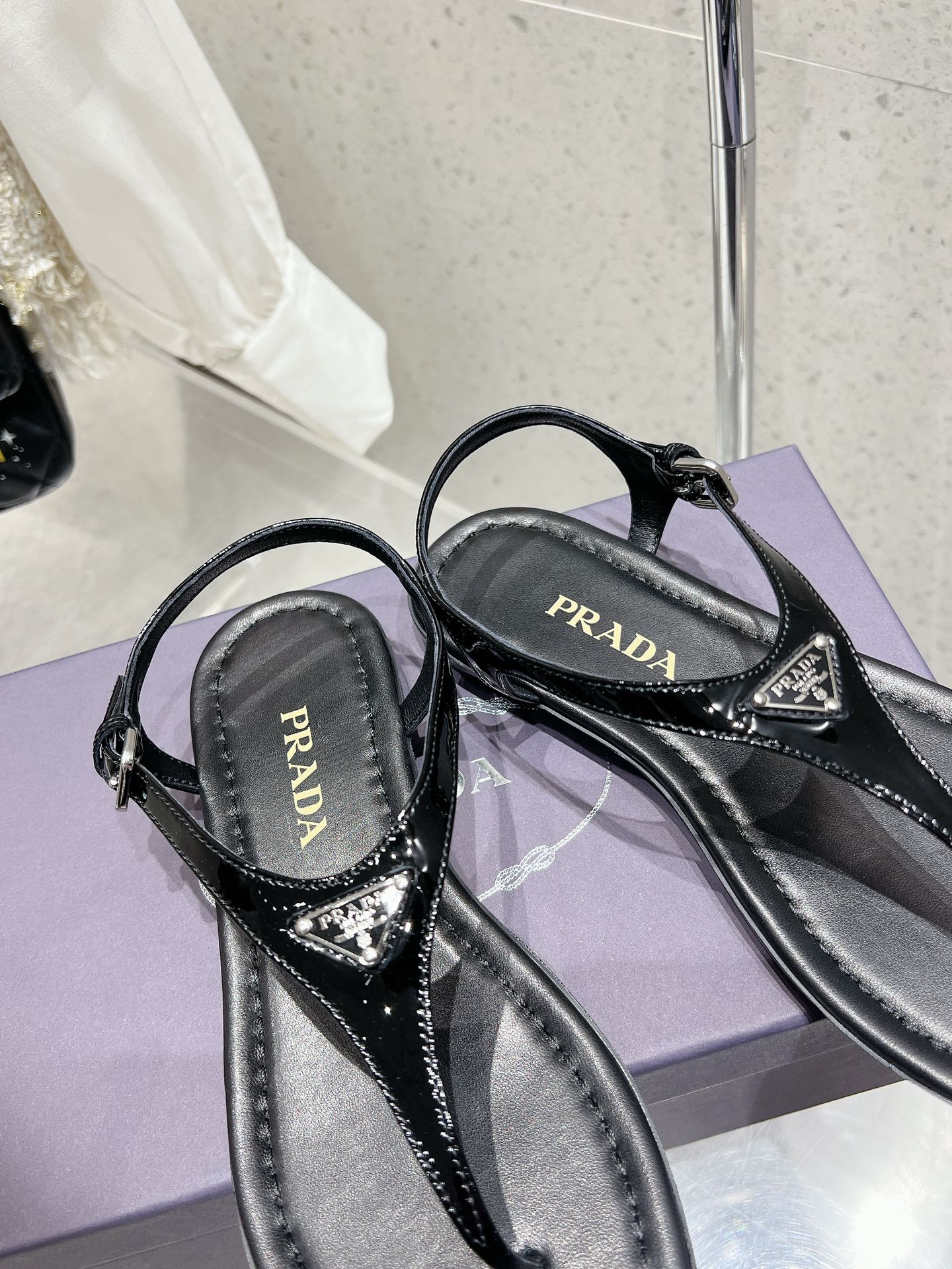 PRA PATENT LEATHER THONG SANDALS BLACK