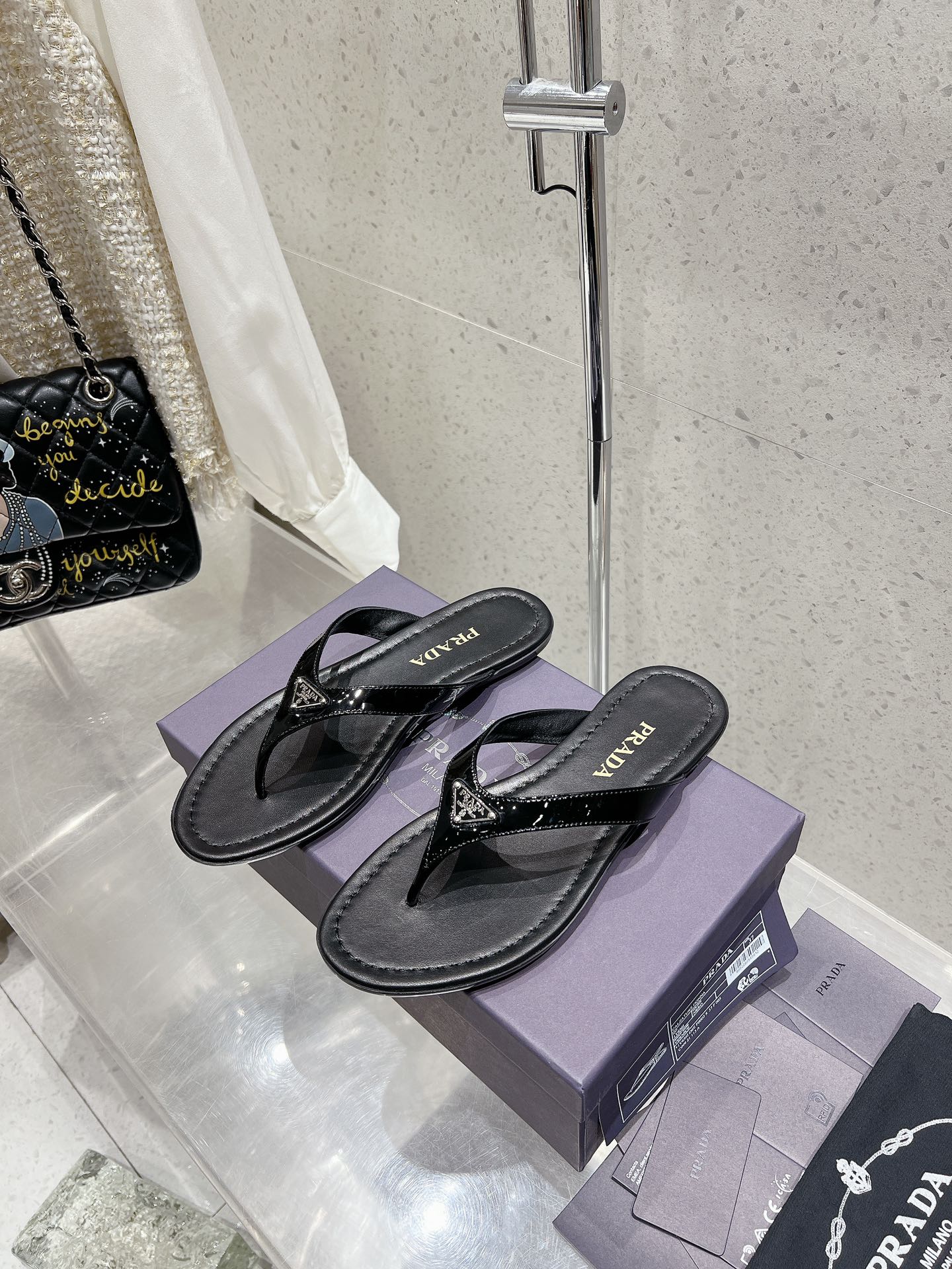 PRA PATENT LEATHER THONG SLIPPER BLACK