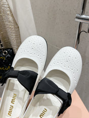 MARY JANE MID HEEL PUMPS IN WHITE PATENT LAMBSKIN WITH BOW