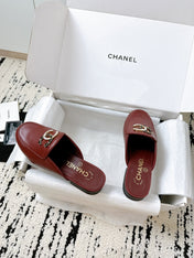 CC FLAT MULE IN RUBY RED CALFSKIN HARDWARE WITH ROCK MIX CHAIN