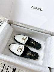 CC FLAT MULE IN WHITE AND BLACK CALFSKIN HARDWARE WITH ROCK MIX CHAIN