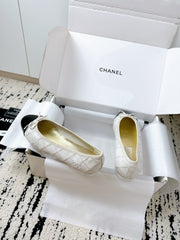 BALLET FLATS BOW IN WHITE CALFSKIN QUILTED AND BLACK GLOSSY