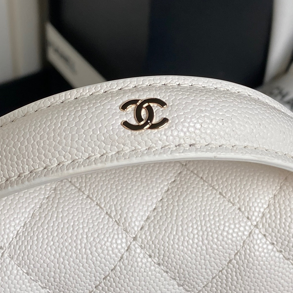 25C FLAP BAG 18 IN WHITE SHINY GRAINED CALFSKIN GOLD HARDWARE