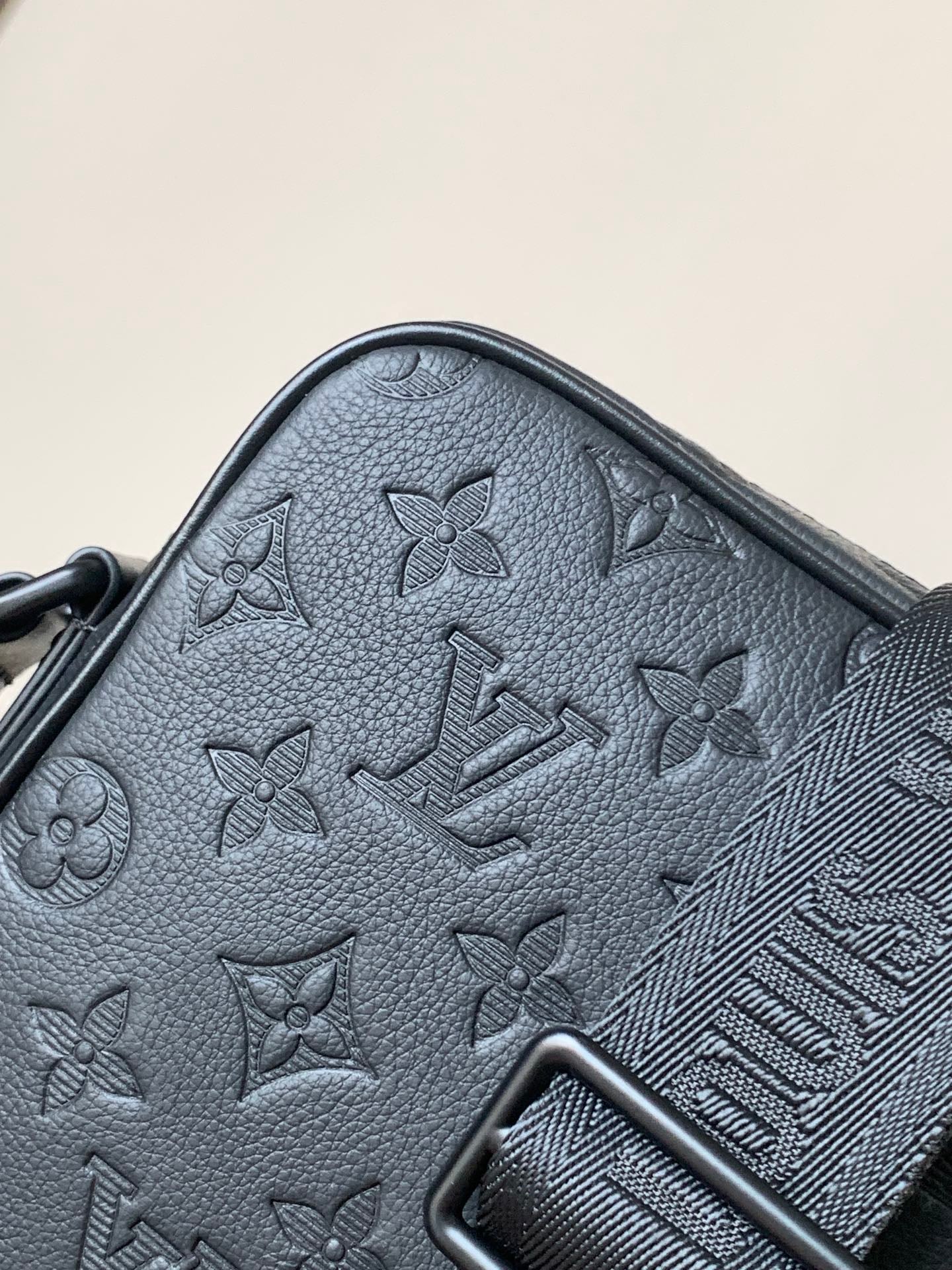 LV 25S GETAWAY MESSENGER BAG 20 IN BLACK MONOGRAM SHADOW EMBOSSED CALFSKIN
