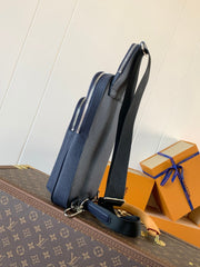 AVENUE SLINGBAG 31 IN NAVY BLUE TAIGA LEATHER