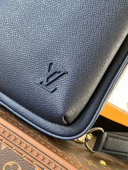 AVENUE SLINGBAG 31 IN NAVY BLUE TAIGA LEATHER