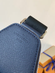AVENUE SLINGBAG 31 IN NAVY BLUE TAIGA LEATHER