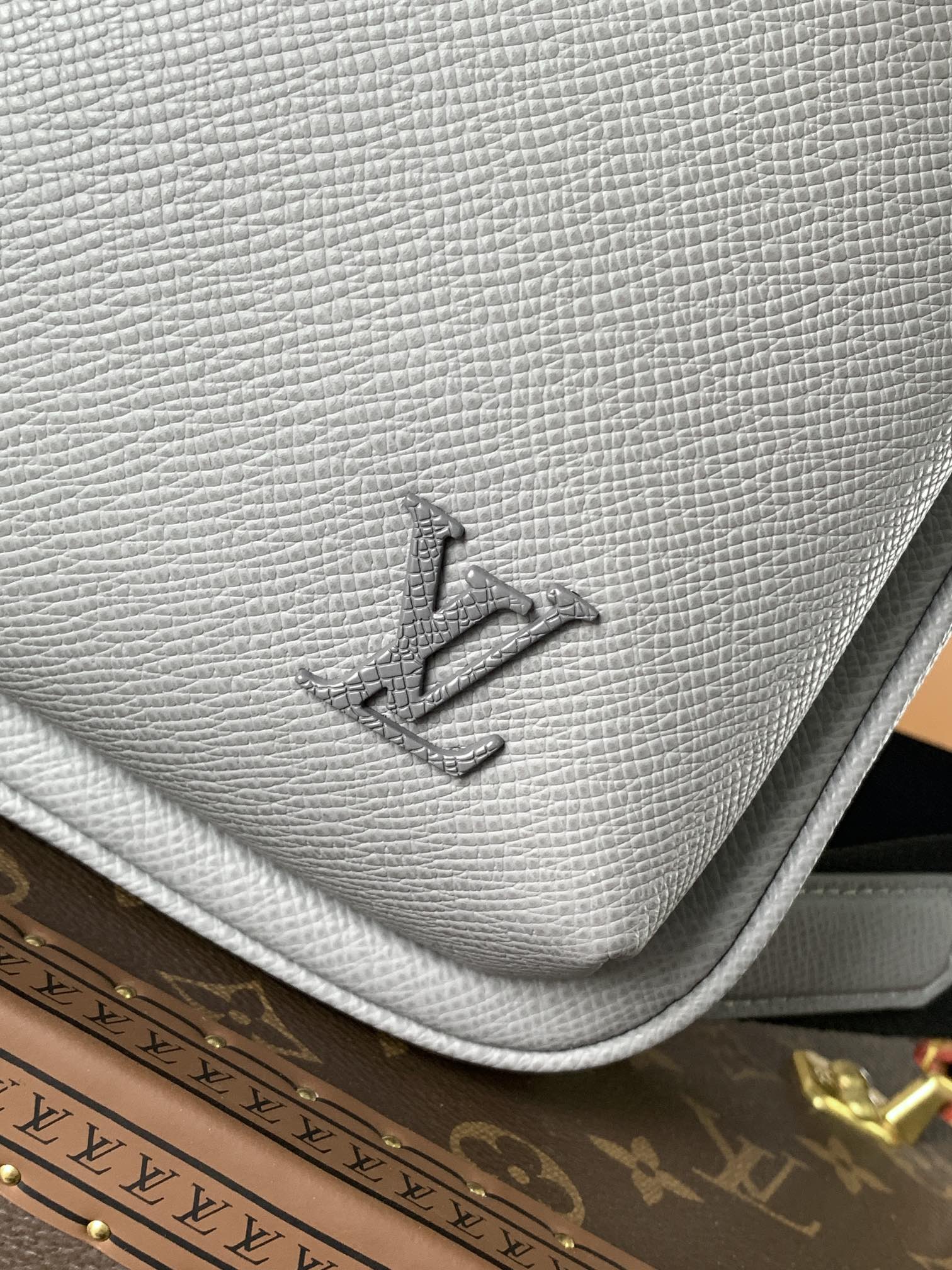 AVENUE SLINGBAG 31 IN GREY TAIGA LEATHER