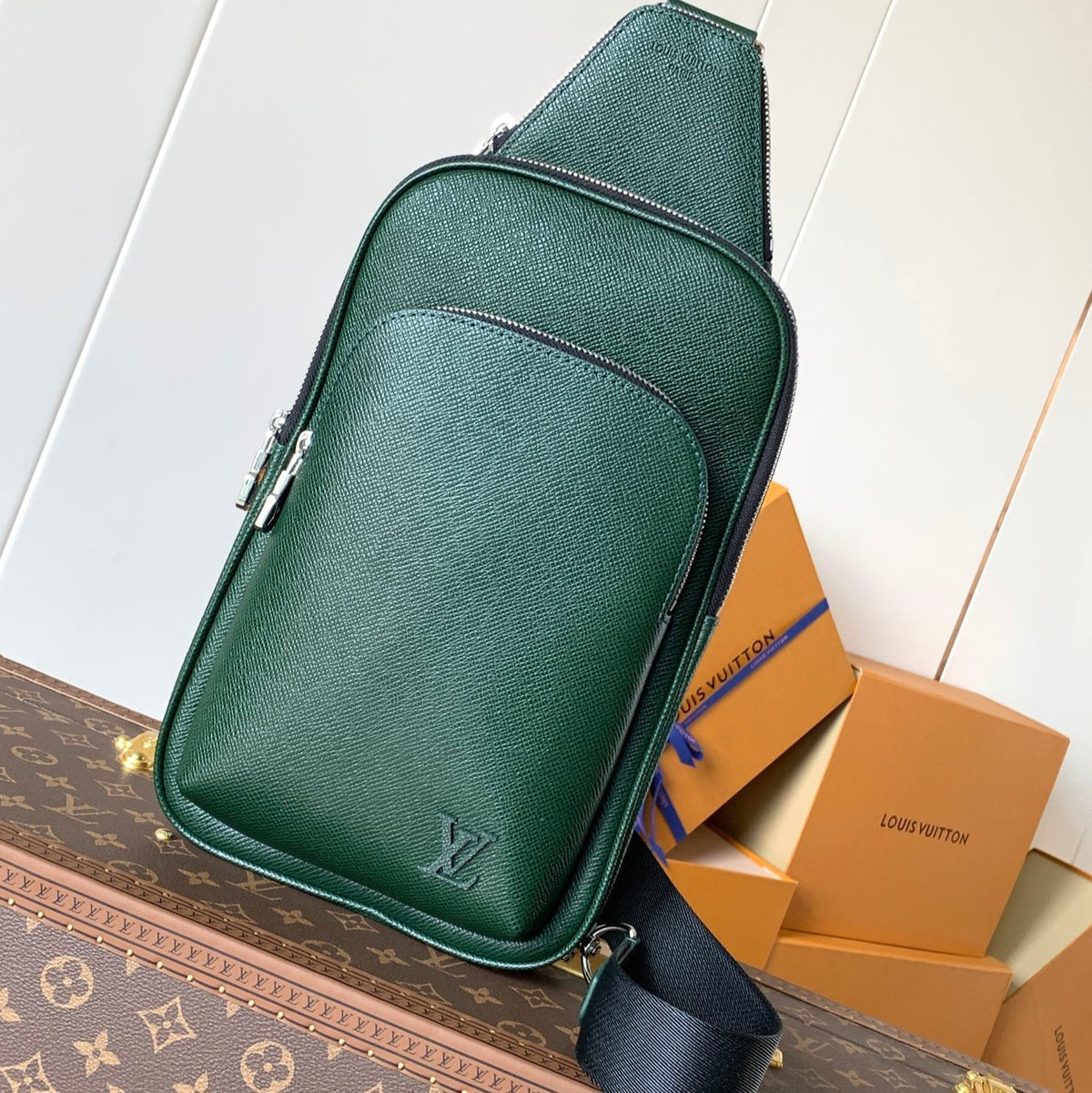 AVENUE SLINGBAG 31 IN DARK GREEN TAIGA LEATHER