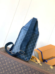 AVENUE SLINGBAG 31 IN NAVY BLUE TAIGA LEATHER WITH WHITE LOGO PRINTED